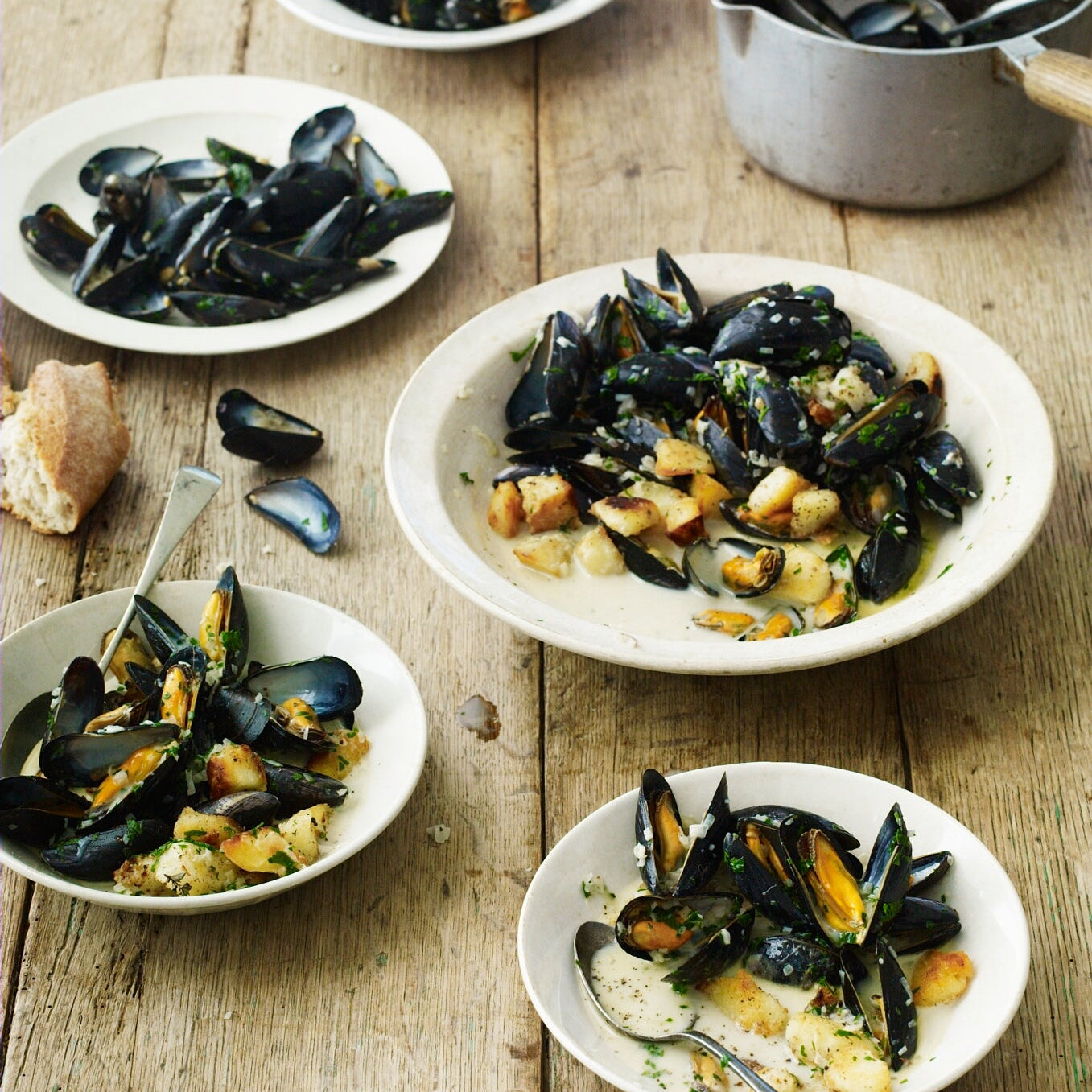 Mussels with parsley, white wine & sauté potatoes