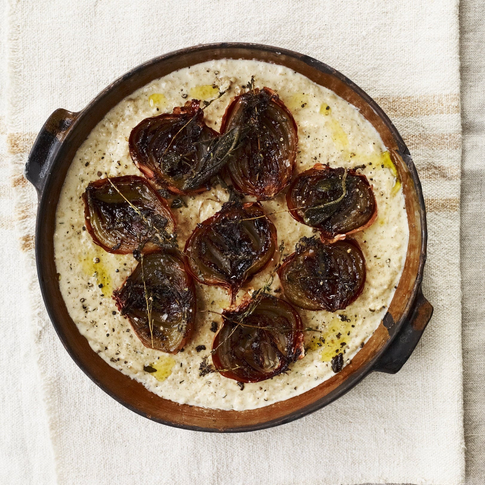 Onion porridge with roasted onions and thyme