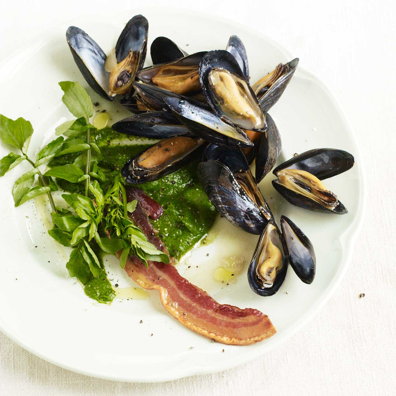 Mussels with watercress, watercress purée & bacon