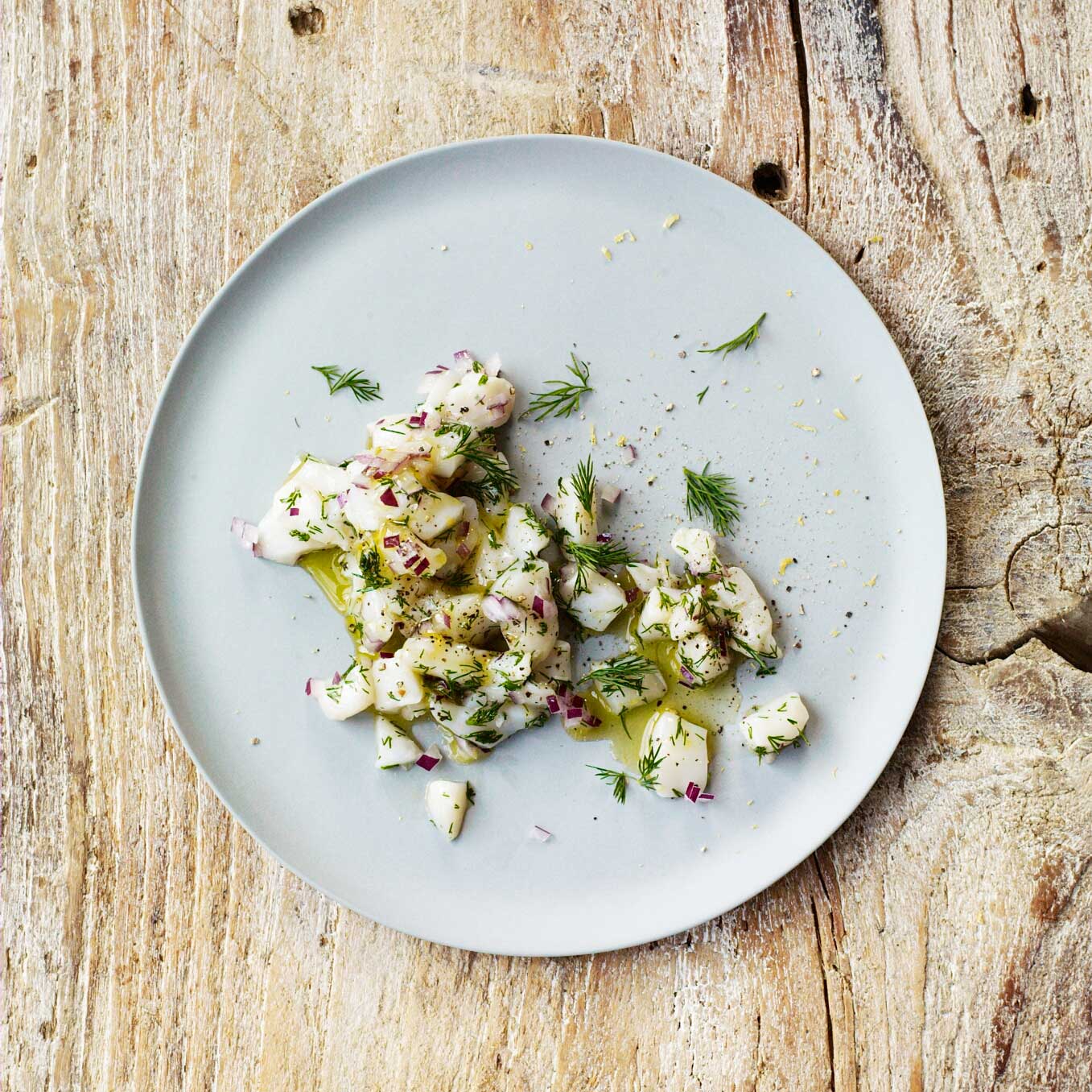 Raw scallops with dill, red onion, lemon & olive oil