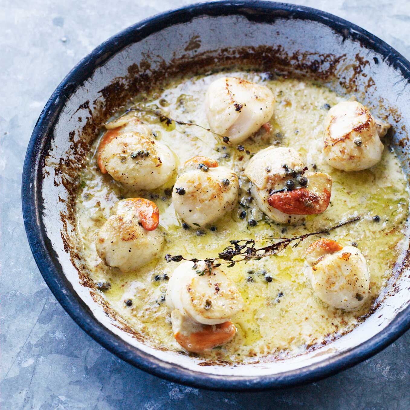 Grilled scallops with green peppercorns & garlic