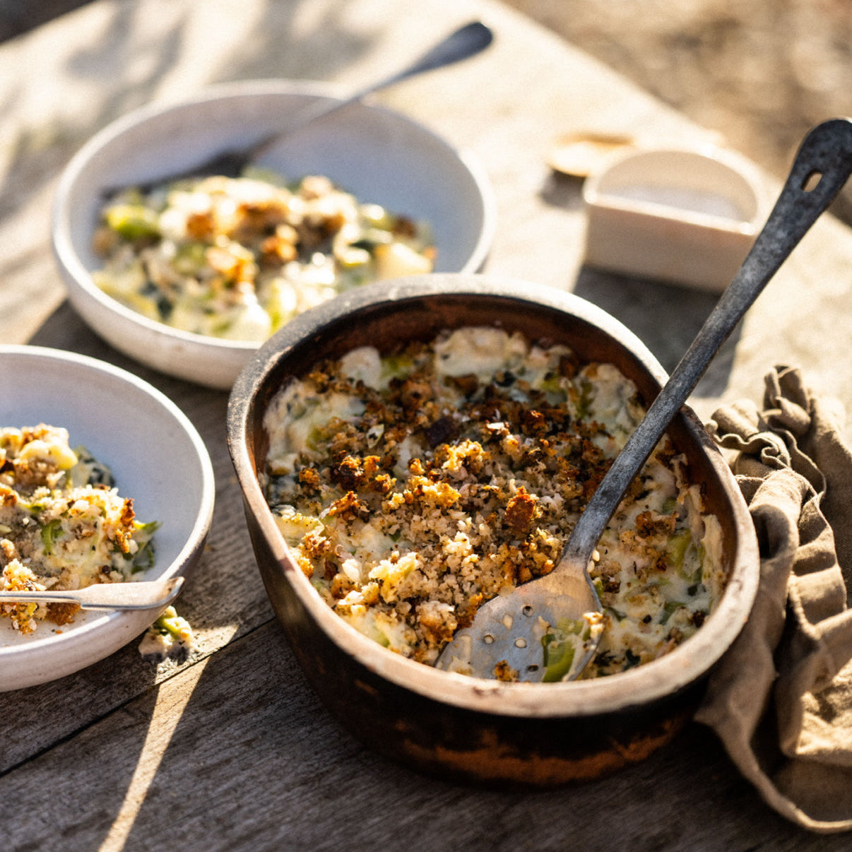 Creamy leek gratin with a crunchy, herby top