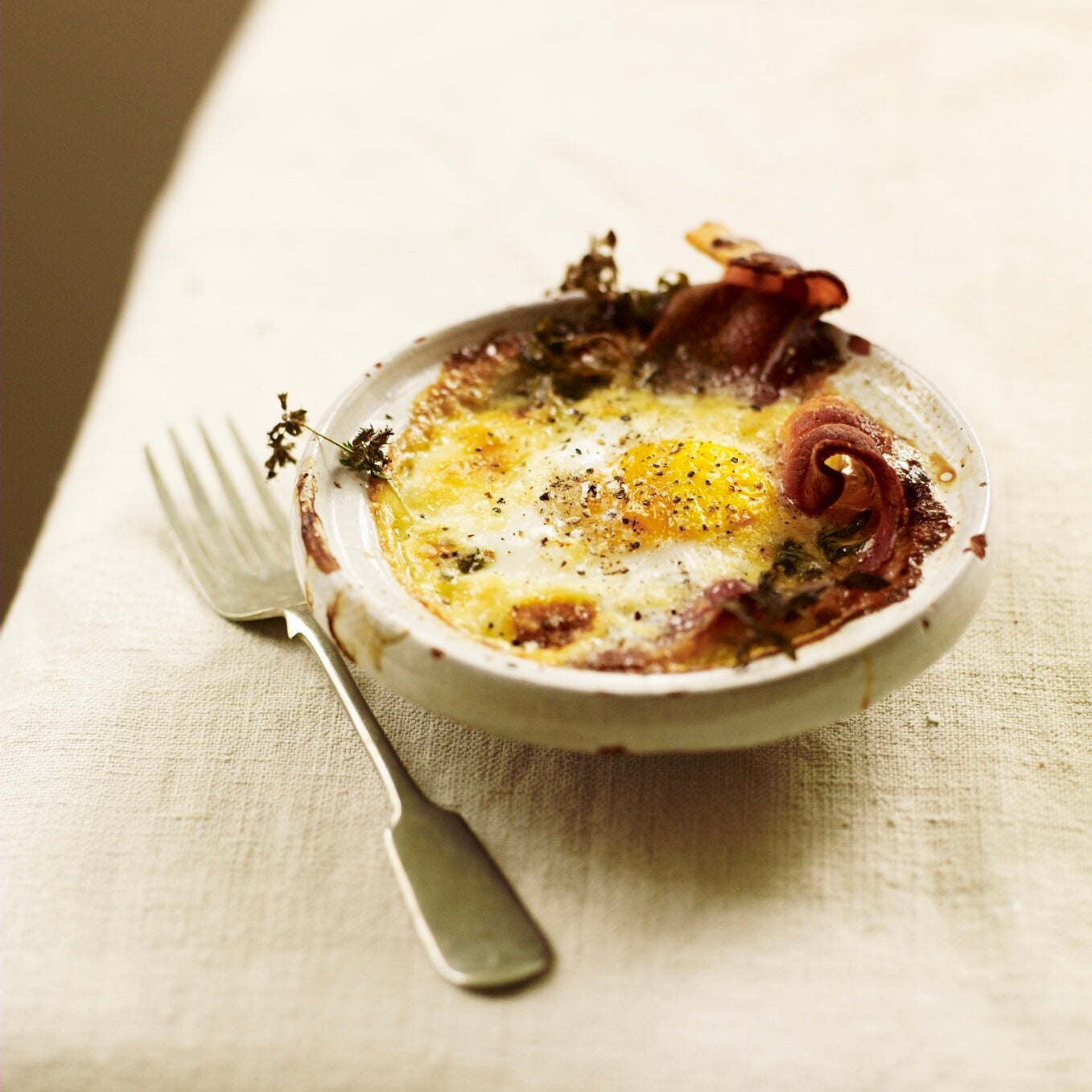 Baked eggs with bacon, cream & thyme