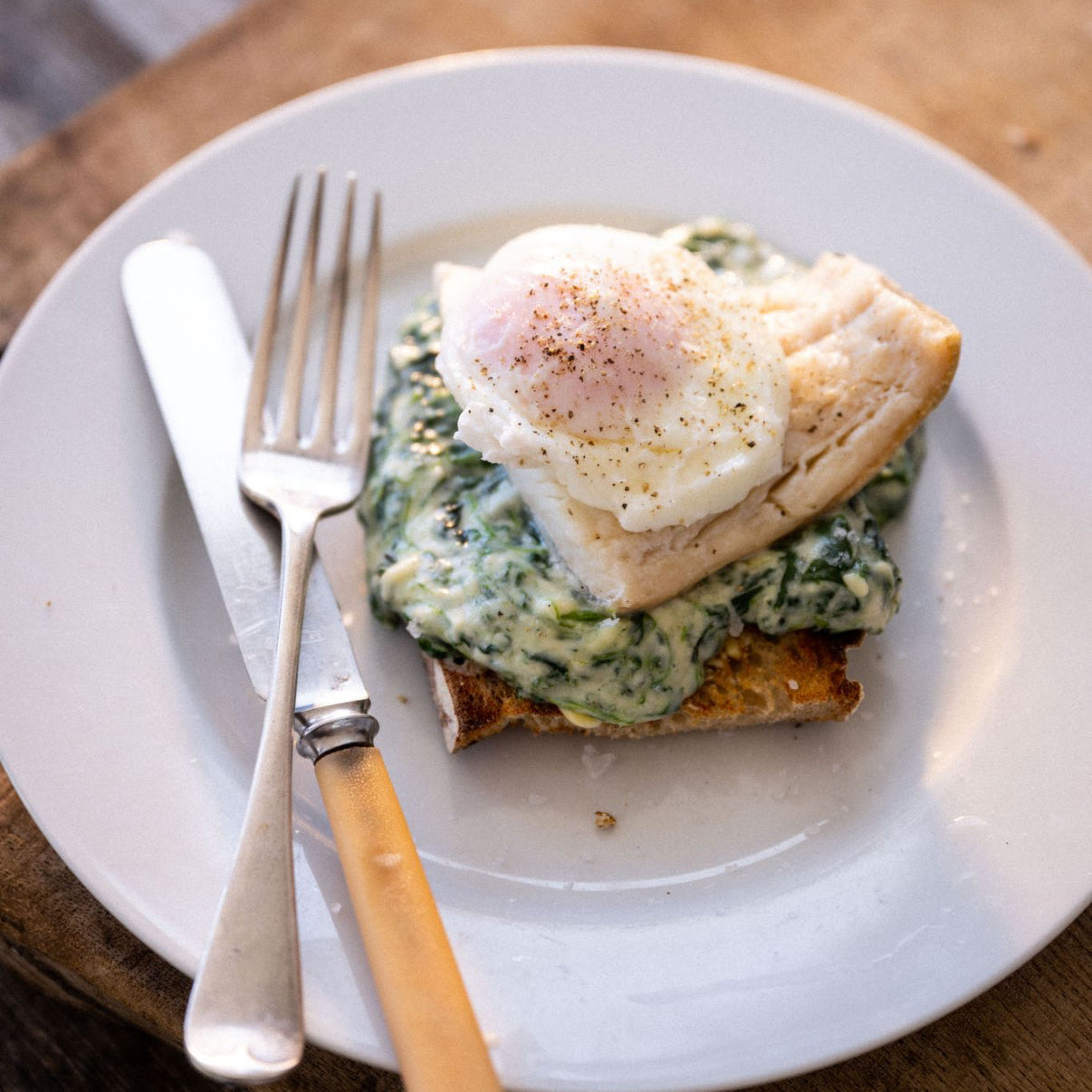 Poached eggs with creamed spinach and smoked haddock