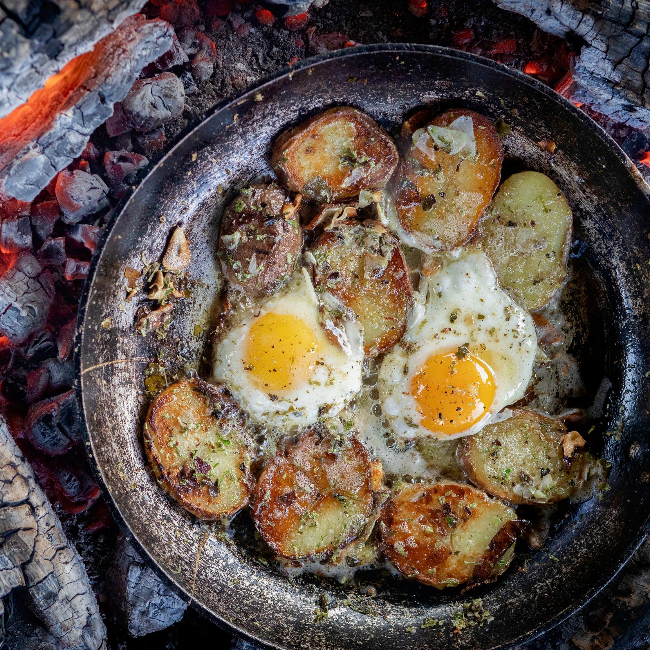 Fried eggs and potatoes with dried seaweed flakes