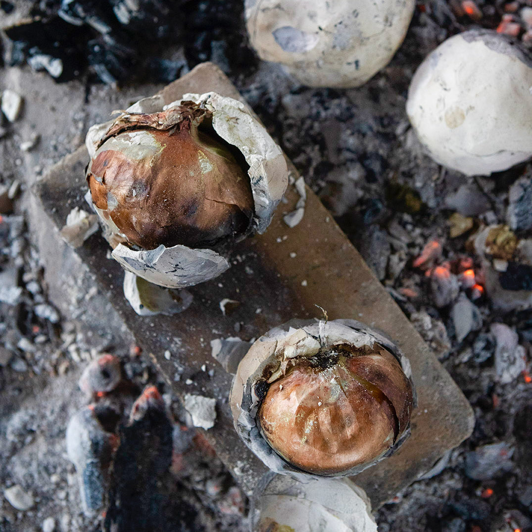 Clay-baked onions