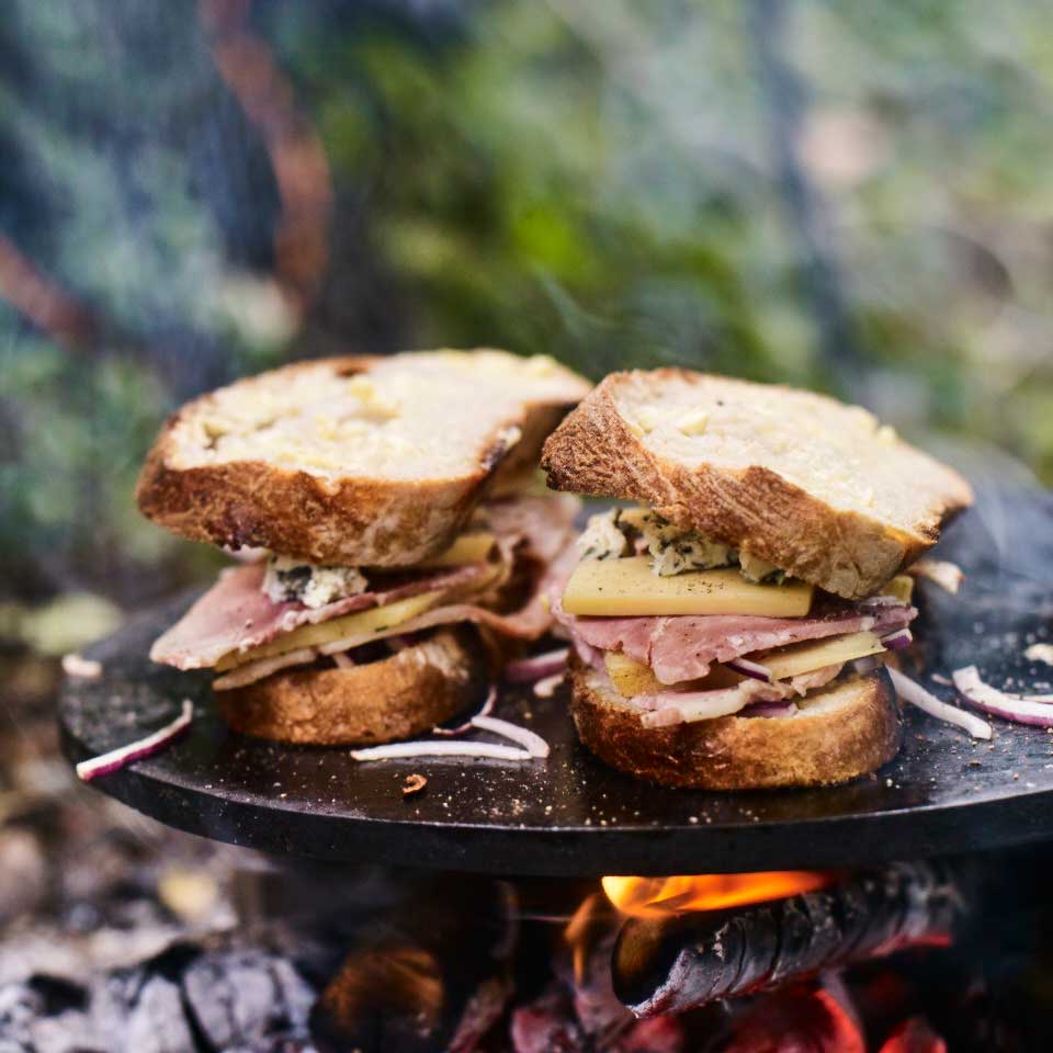 Cheese, ham and red onion toasties