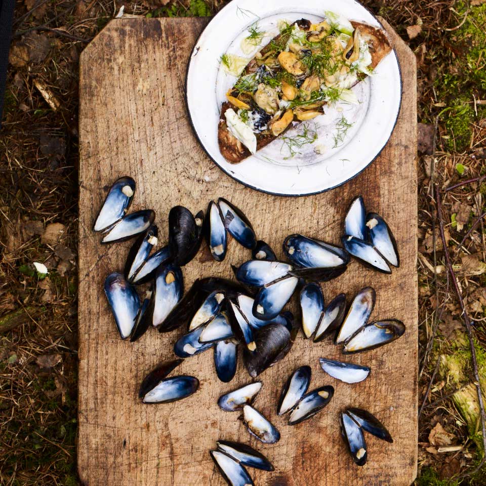 Smoked mussels with ember-baked leeks and aïoli