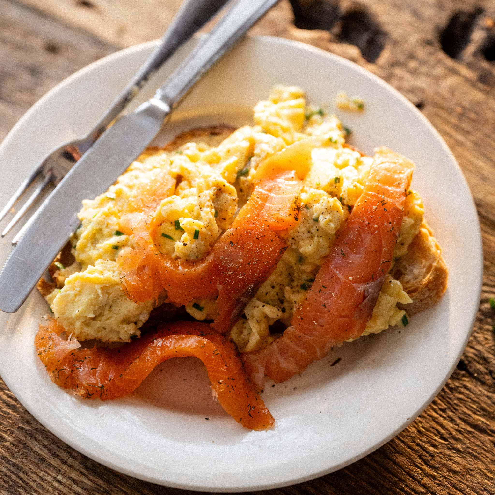 Scrambled eggs with smoked trout, toast and chives
