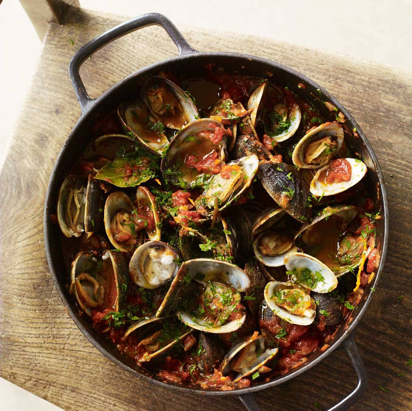 Clams with tomato, pastis & parsley