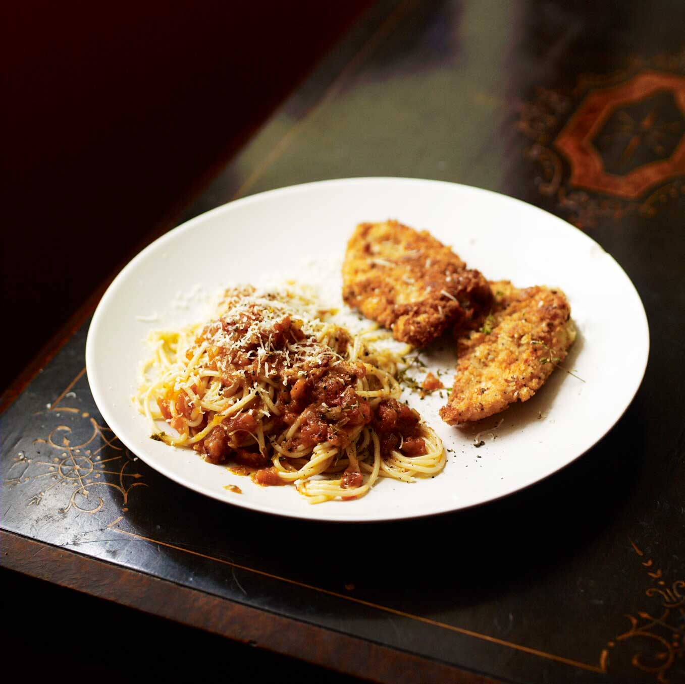 Spaghetti with tomato & fried chicken