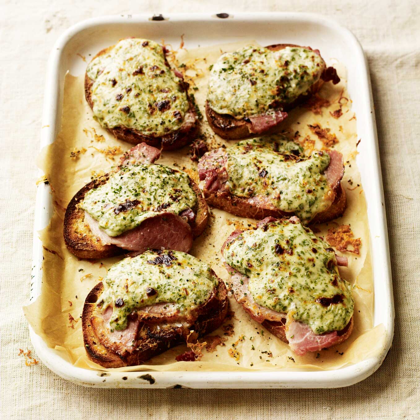 Smoked ham, cheese & parsley sauce toasts