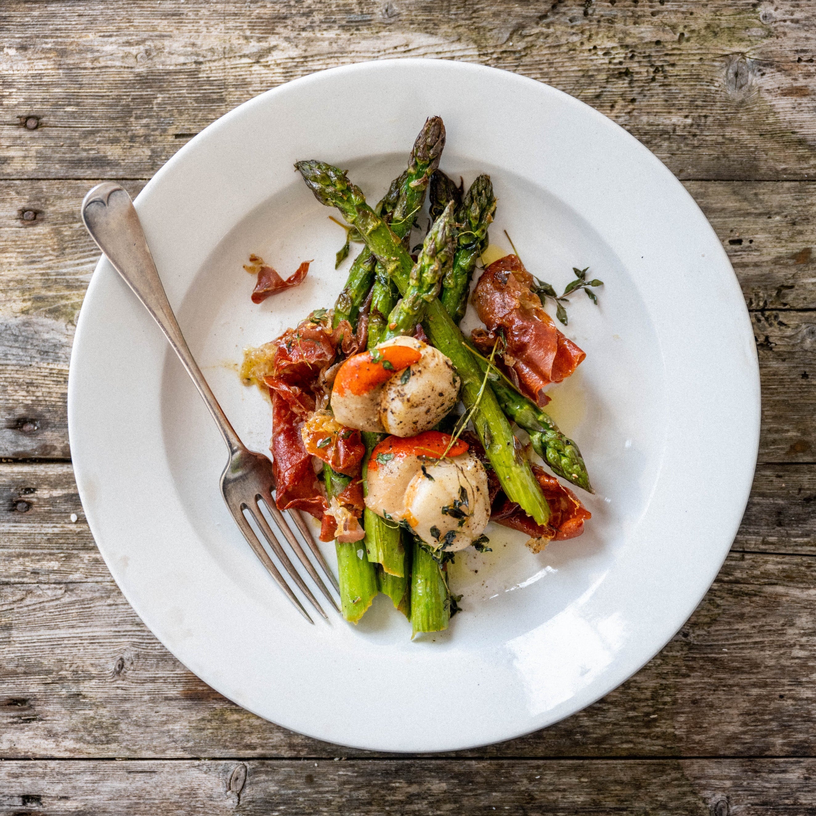 Roast asparagus with scallops, ham, lemon and thyme
