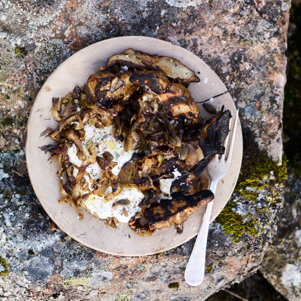 Jerusalem artichokes with yogurt, onions, garlic and seeds